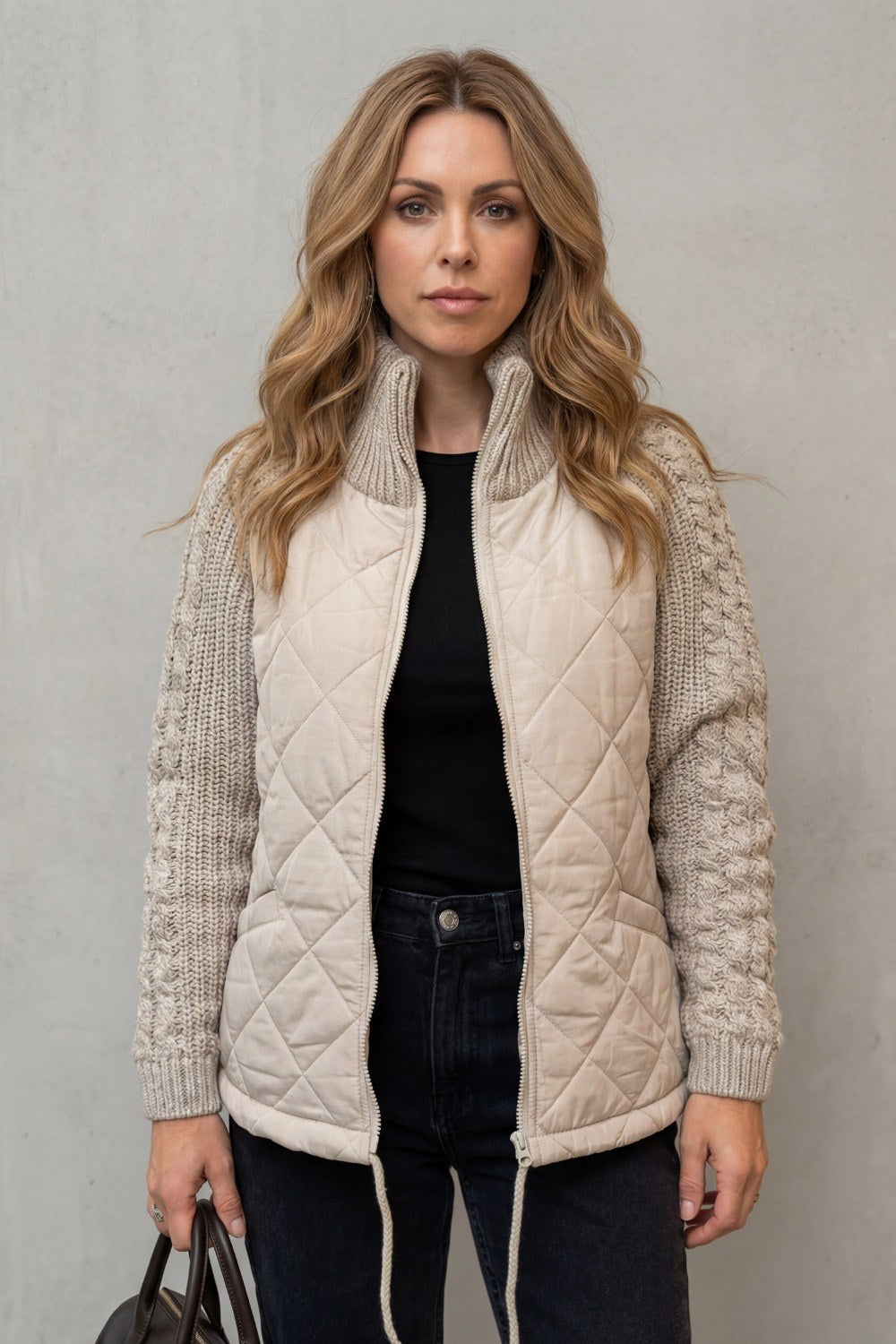 Larissa — Warme Daunen-Winterjacke für Damen mit Zopfstrick an den Ärmeln, Das Modehaus Luzern