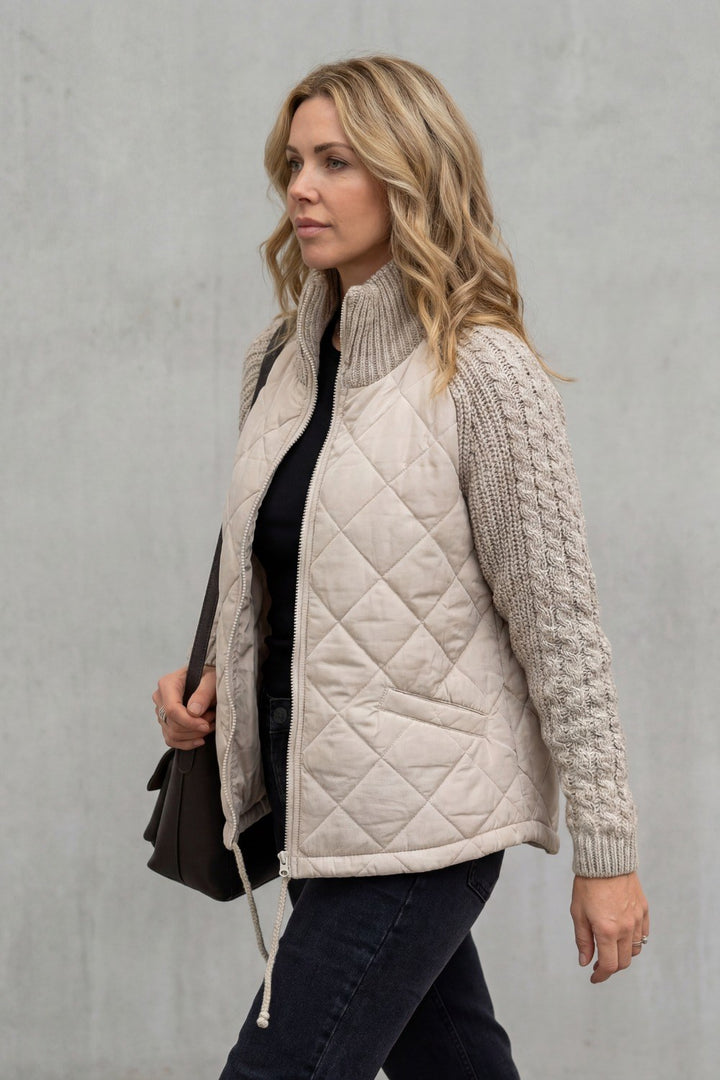 Larissa — Warme Daunen-Winterjacke für Damen mit Zopfstrick an den Ärmeln, Das Modehaus Luzern