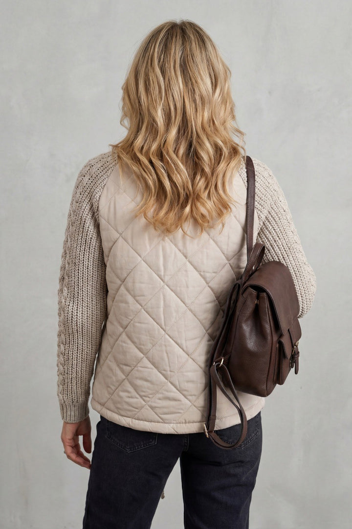 Larissa — Warme Daunen-Winterjacke für Damen mit Zopfstrick an den Ärmeln, Das Modehaus Luzern