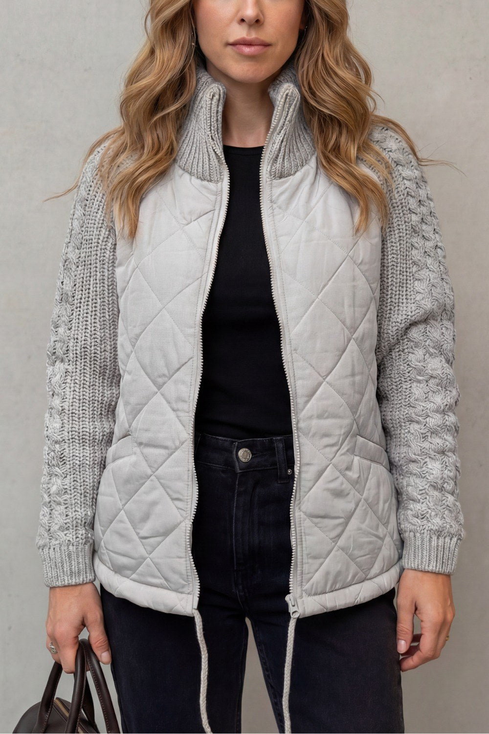 Larissa — Warme Daunen-Winterjacke für Damen mit Zopfstrick an den Ärmeln, Das Modehaus Luzern