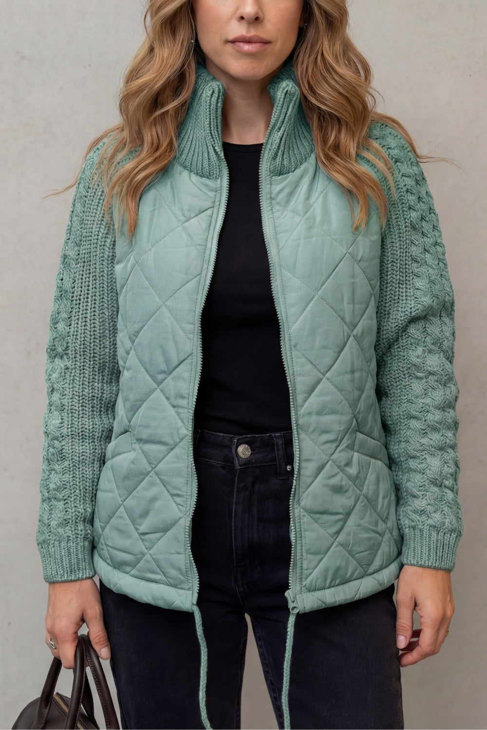 Larissa — Warme Daunen-Winterjacke für Damen mit Zopfstrick an den Ärmeln, Das Modehaus Luzern