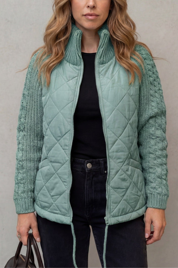 Larissa — Warme Daunen-Winterjacke für Damen mit Zopfstrick an den Ärmeln, Das Modehaus Luzern