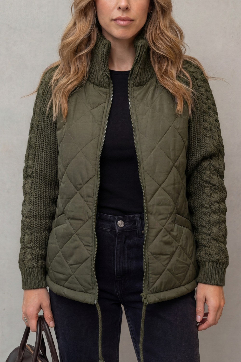 Larissa — Warme Daunen-Winterjacke für Damen mit Zopfstrick an den Ärmeln, Das Modehaus Luzern