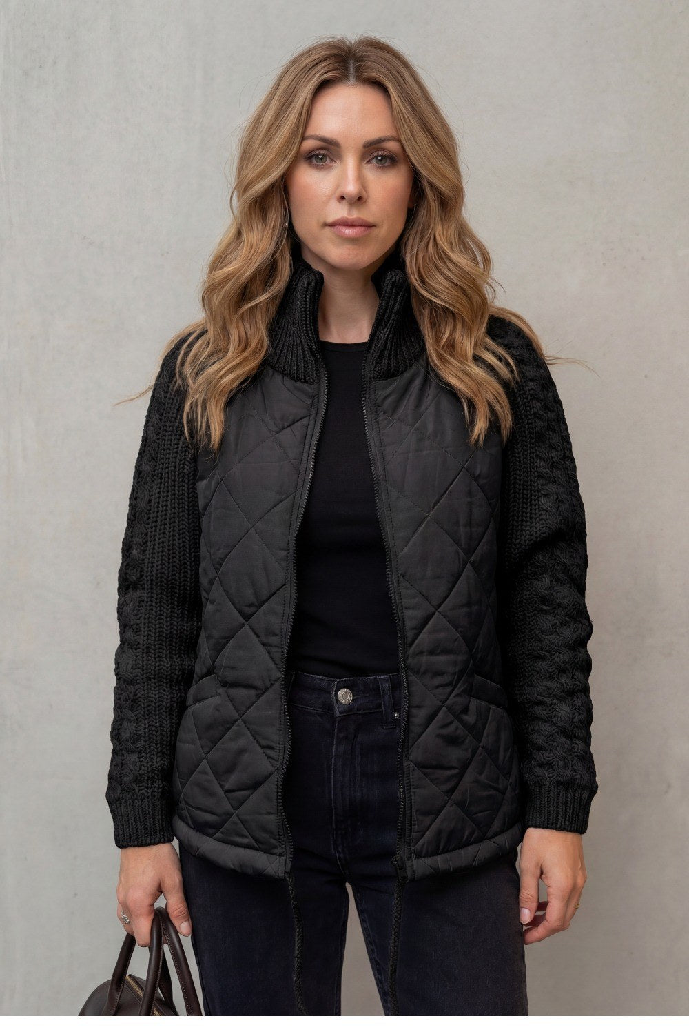 Larissa — Warme Daunen-Winterjacke für Damen mit Zopfstrick an den Ärmeln, Das Modehaus Luzern