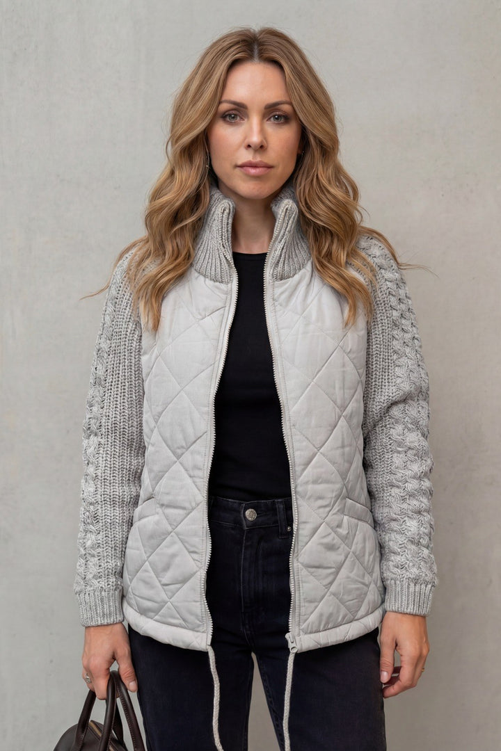 Larissa — Warme Daunen-Winterjacke für Damen mit Zopfstrick an den Ärmeln, Das Modehaus Luzern