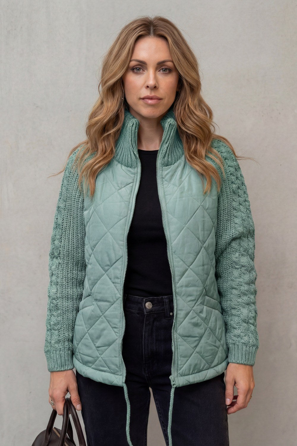 Larissa — Warme Daunen-Winterjacke für Damen mit Zopfstrick an den Ärmeln, Das Modehaus Luzern