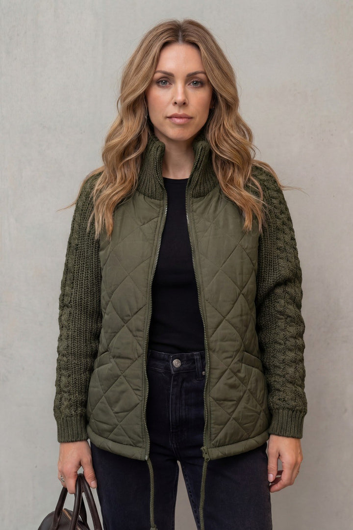 Larissa — Warme Daunen-Winterjacke für Damen mit Zopfstrick an den Ärmeln, Das Modehaus Luzern