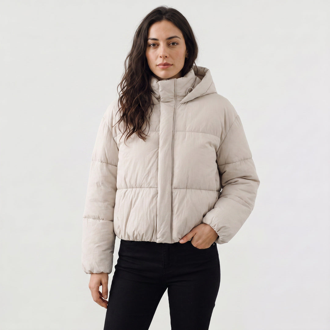 Leni — Kurze gesteppte Winterjacke für Damen mit Kapuze und Daunen, Das Modehaus Luzern