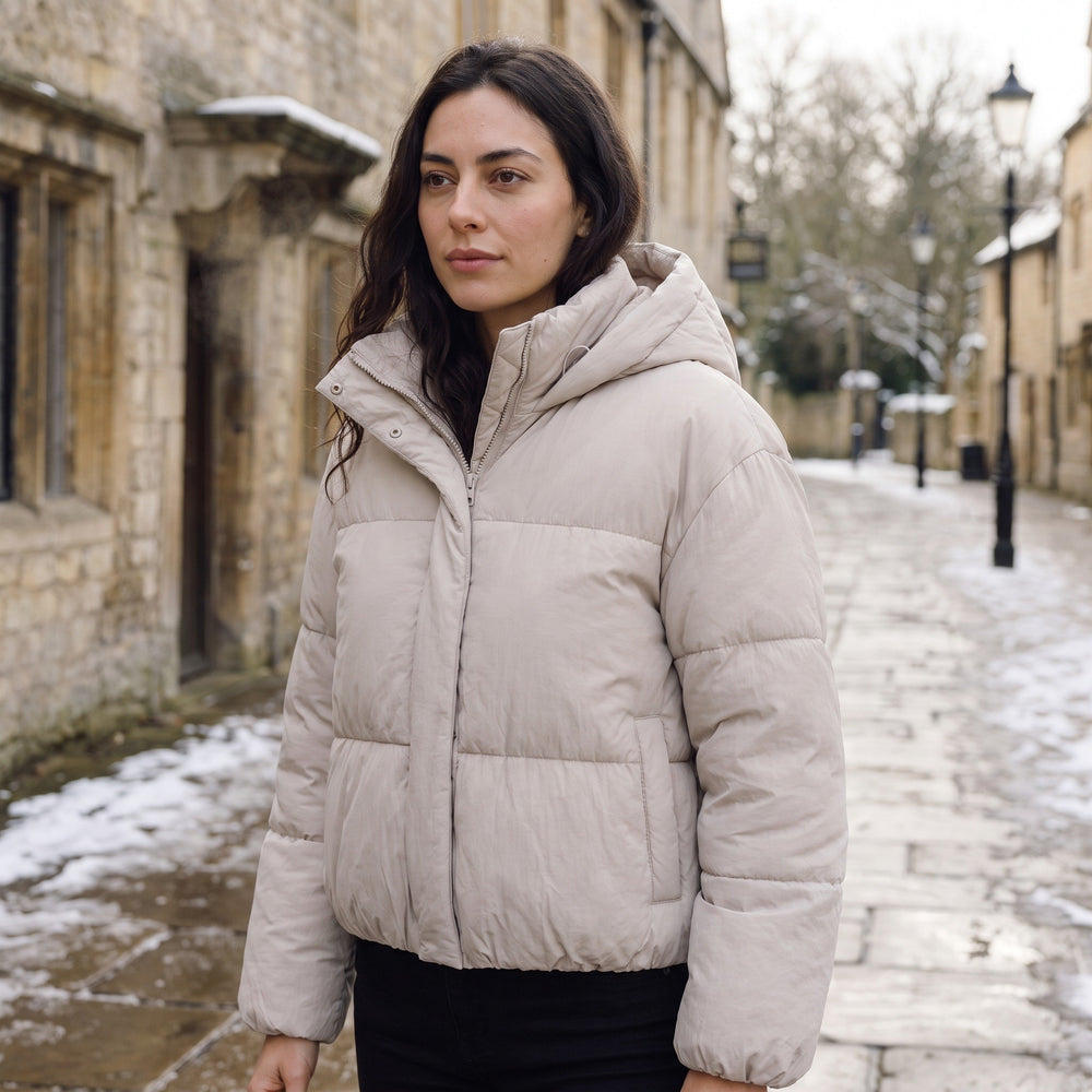 Leni — Kurze gesteppte Winterjacke für Damen mit Kapuze und Daunen, Das Modehaus Luzern