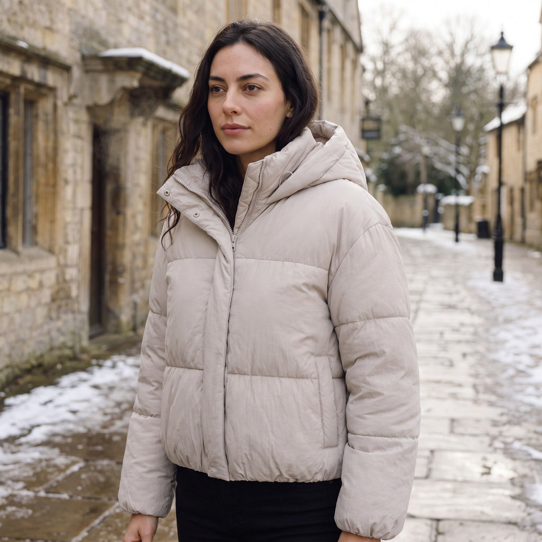 Leni — Kurze gesteppte Winterjacke für Damen mit Kapuze und Daunen, Das Modehaus Luzern