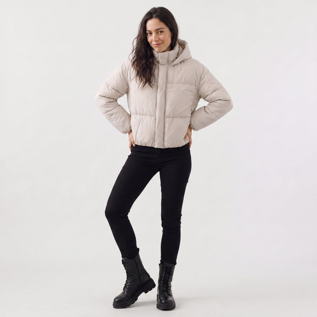 Leni — Kurze gesteppte Winterjacke für Damen mit Kapuze und Daunen, Das Modehaus Luzern