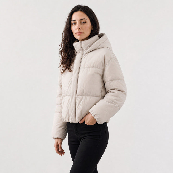 Leni — Kurze gesteppte Winterjacke für Damen mit Kapuze und Daunen, Das Modehaus Luzern