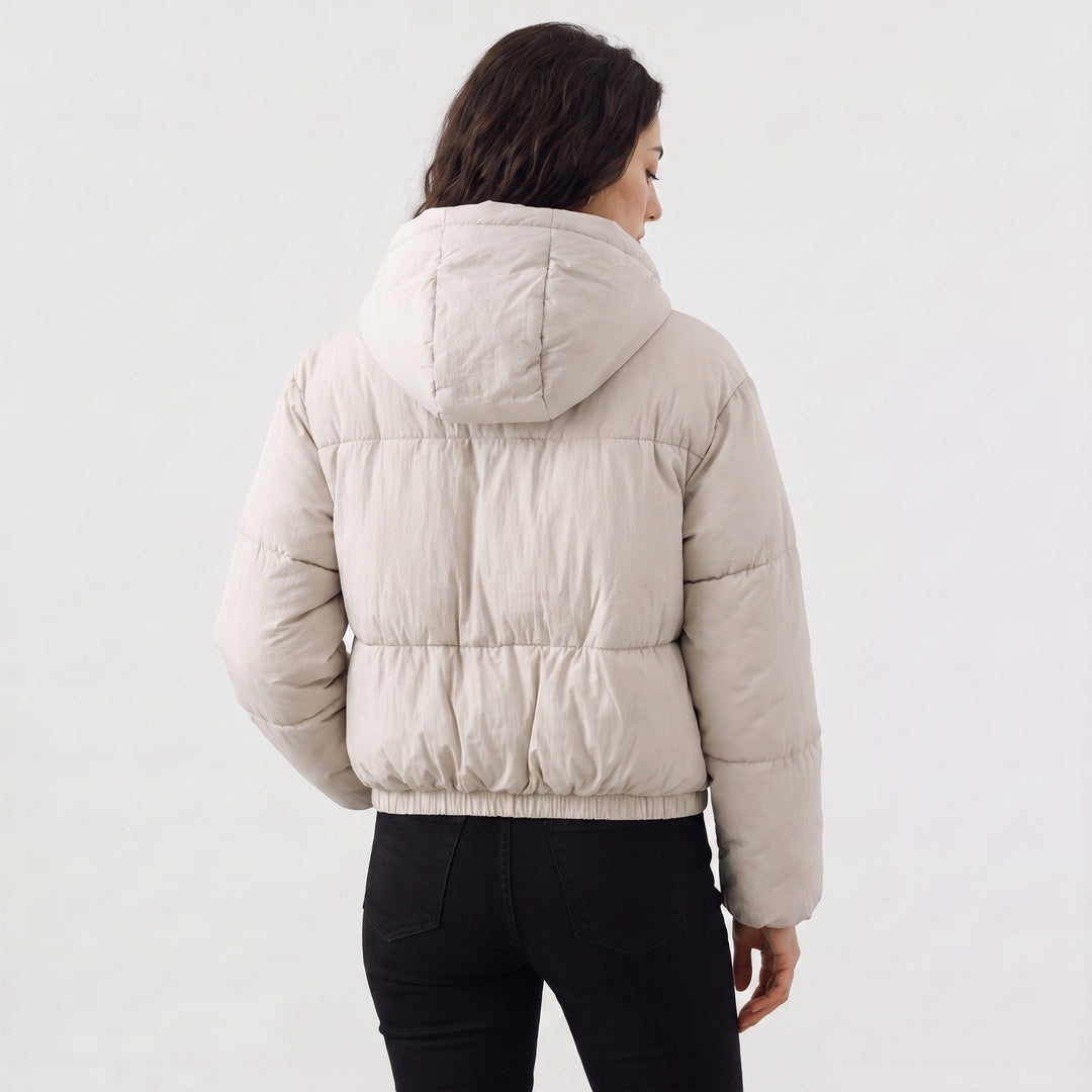 Leni — Kurze gesteppte Winterjacke für Damen mit Kapuze und Daunen, Das Modehaus Luzern