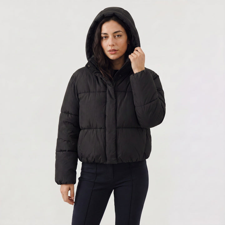Leni — Kurze gesteppte Winterjacke für Damen mit Kapuze und Daunen, Das Modehaus Luzern