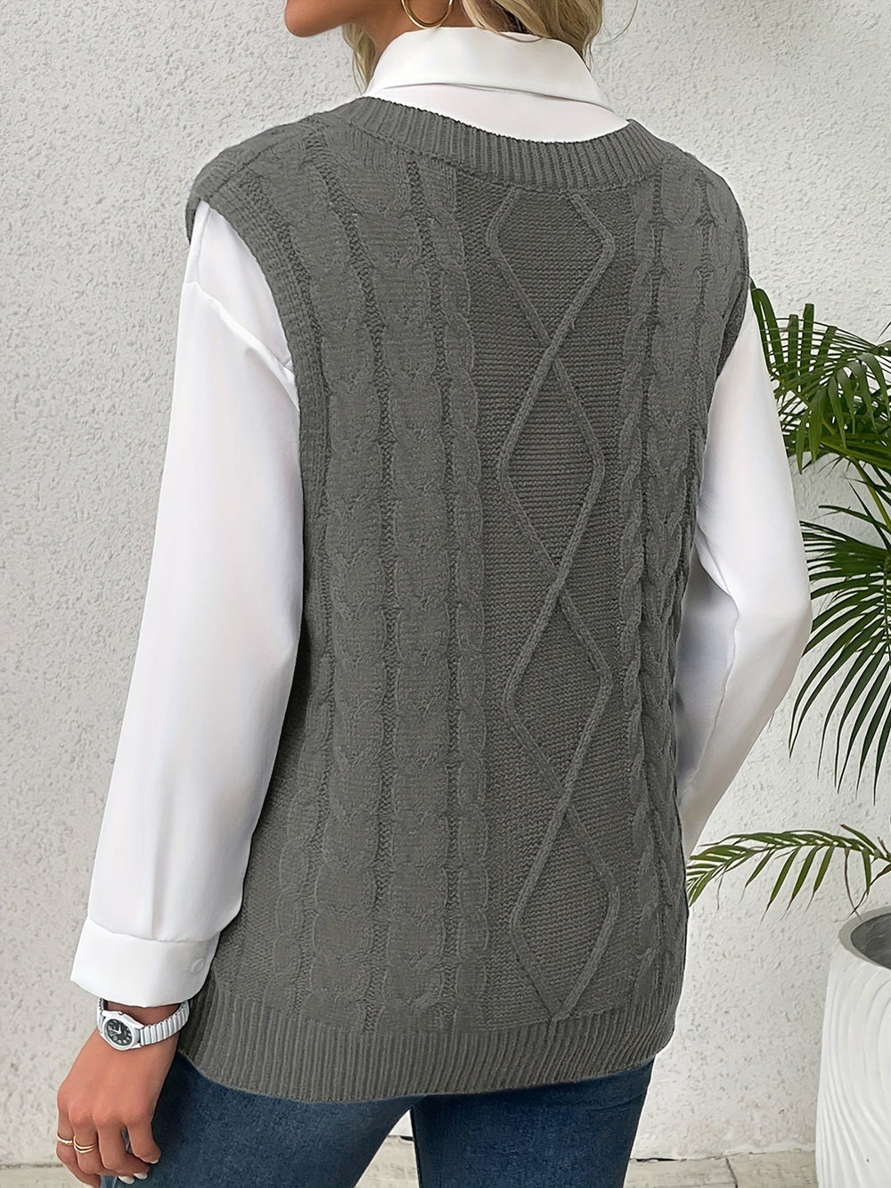 Lina — Warmer Pullunder für Damen aus Strick mit Zopfmuster, Das Modehaus Luzern