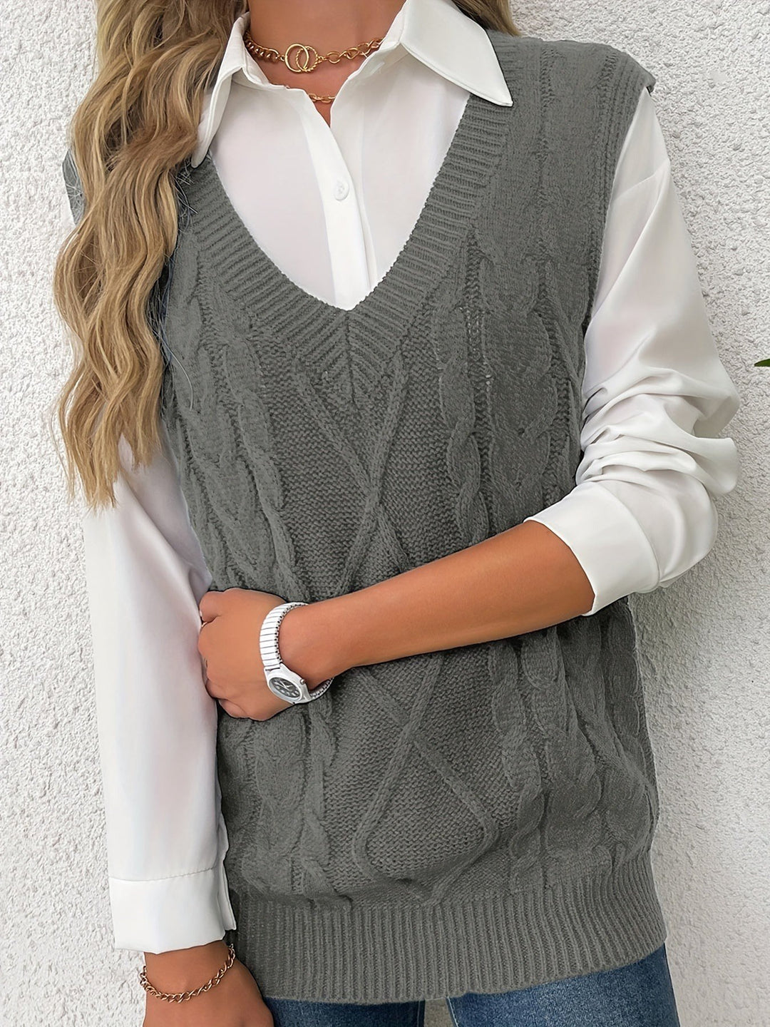 Lina — Warmer Pullunder für Damen aus Strick mit Zopfmuster, Das Modehaus Luzern