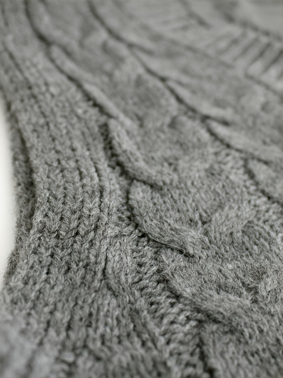Lina — Warmer Pullunder für Damen aus Strick mit Zopfmuster, Das Modehaus Luzern