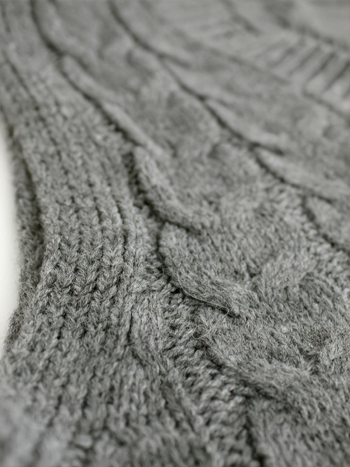 Lina — Warmer Pullunder für Damen aus Strick mit Zopfmuster, Das Modehaus Luzern
