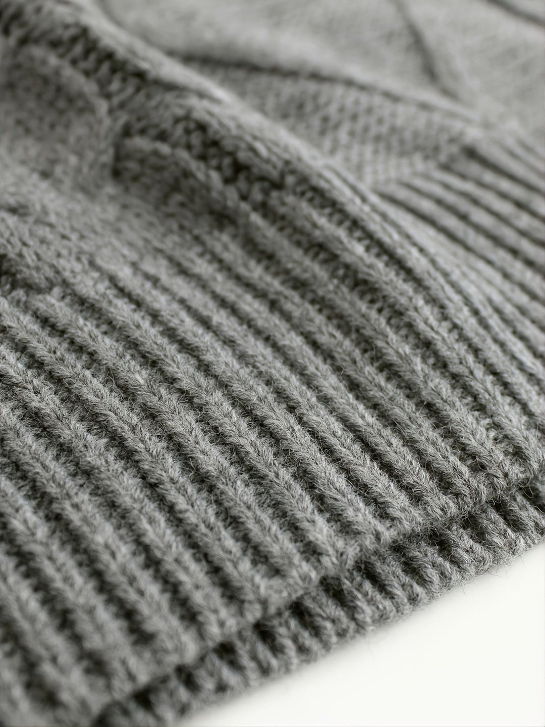 Lina — Warmer Pullunder für Damen aus Strick mit Zopfmuster, Das Modehaus Luzern