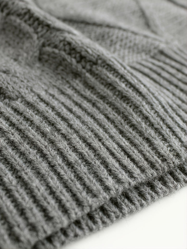 Lina — Warmer Pullunder für Damen aus Strick mit Zopfmuster, Das Modehaus Luzern