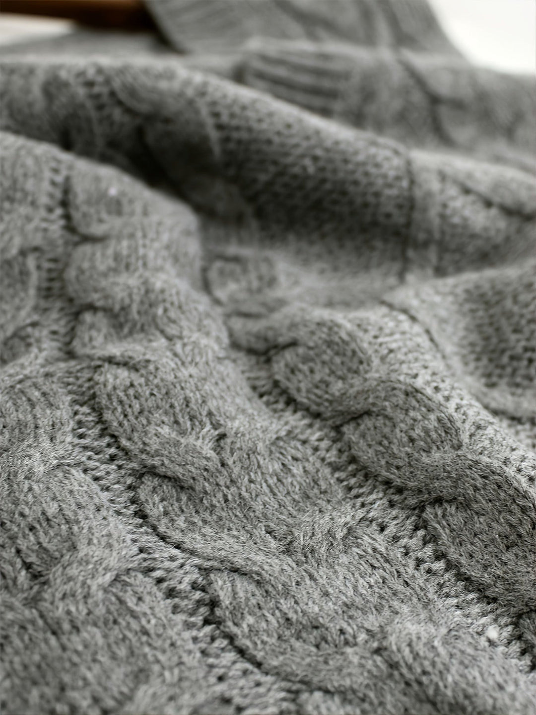 Lina — Warmer Pullunder für Damen aus Strick mit Zopfmuster, Das Modehaus Luzern