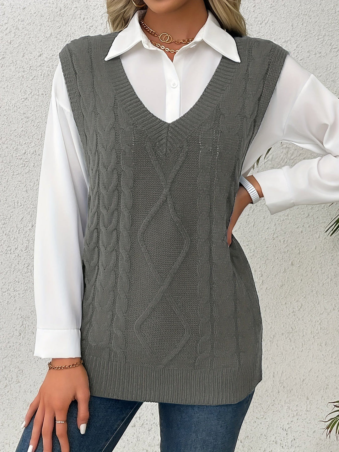 Lina — Warmer Pullunder für Damen aus Strick mit Zopfmuster, Das Modehaus Luzern