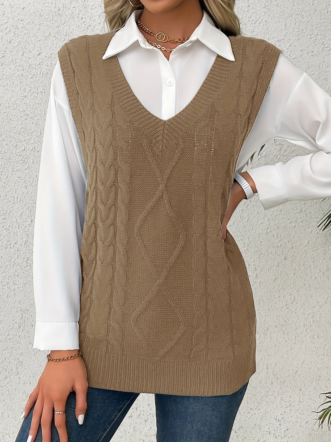 Lina — Warmer Pullunder für Damen aus Strick mit Zopfmuster, Das Modehaus Luzern