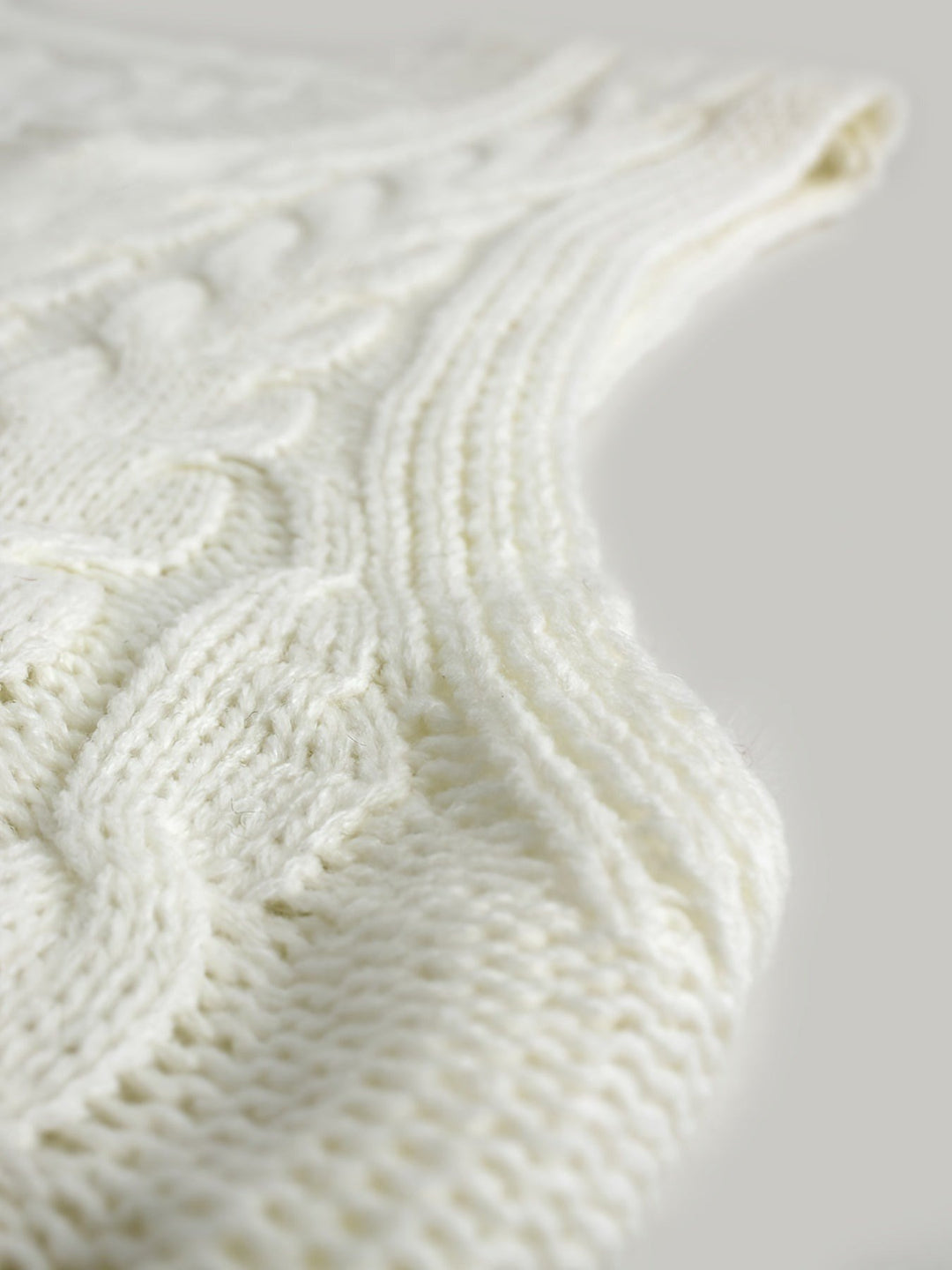 Lina — Warmer Pullunder für Damen aus Strick mit Zopfmuster, Das Modehaus Luzern