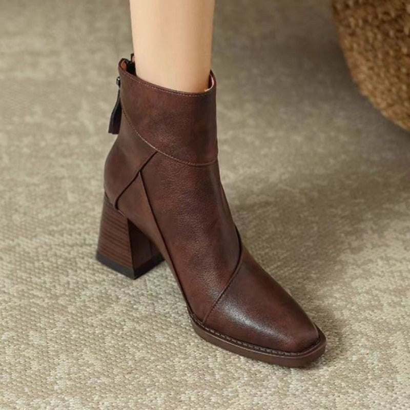 Madlen — Elegante Stiefeletten für Damen mit eckiger Spitze und Blockabsatz, Das Modehaus Luzern