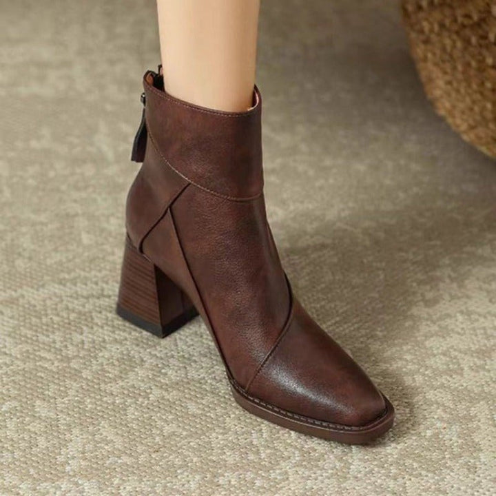 Madlen — Elegante Stiefeletten für Damen mit eckiger Spitze und Blockabsatz, Das Modehaus Luzern
