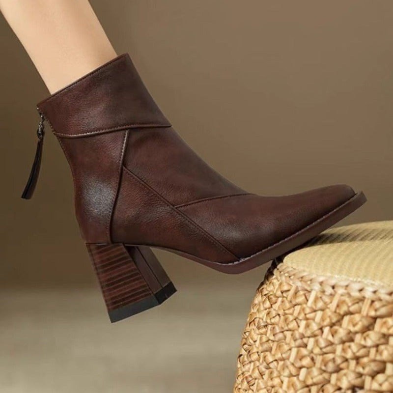 Madlen — Elegante Stiefeletten für Damen mit eckiger Spitze und Blockabsatz, Das Modehaus Luzern