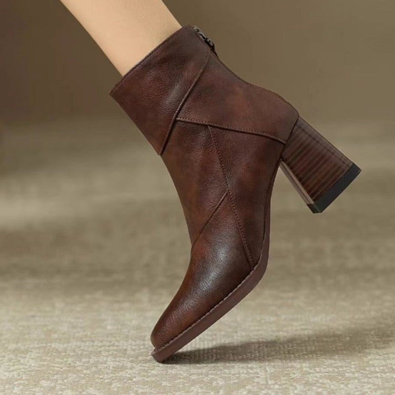 Madlen — Elegante Stiefeletten für Damen mit eckiger Spitze und Blockabsatz, Das Modehaus Luzern