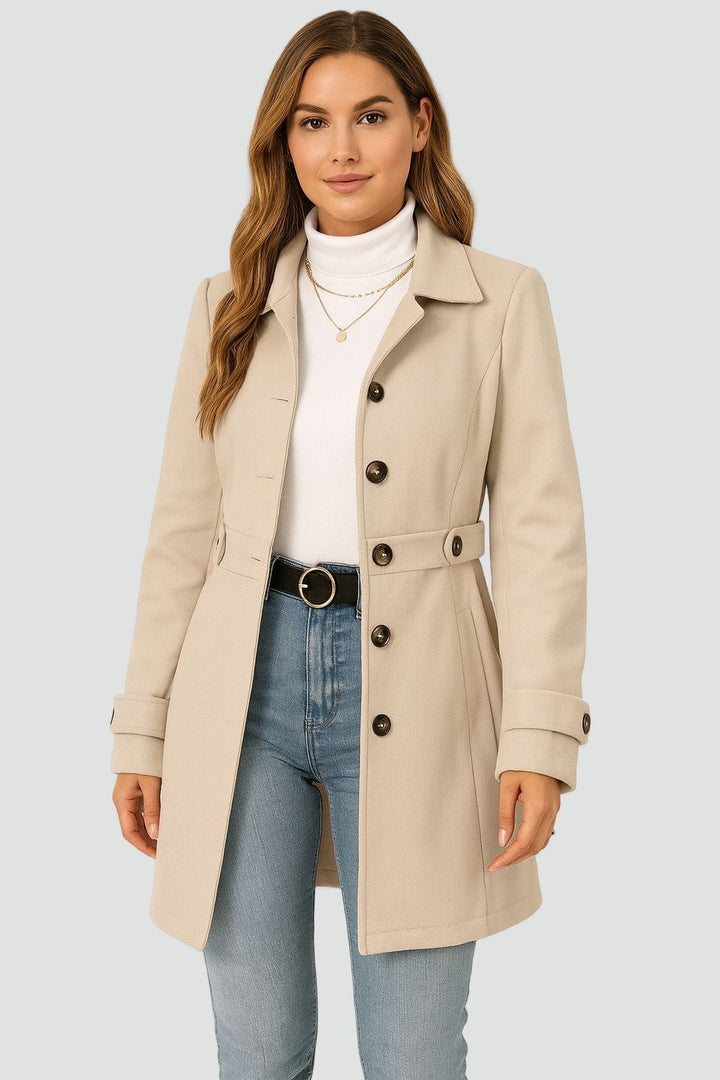 Marion — Kurzer taillierter Mantel für Damen mit Gürtel und Knopfleiste, Das Modehaus Luzern
