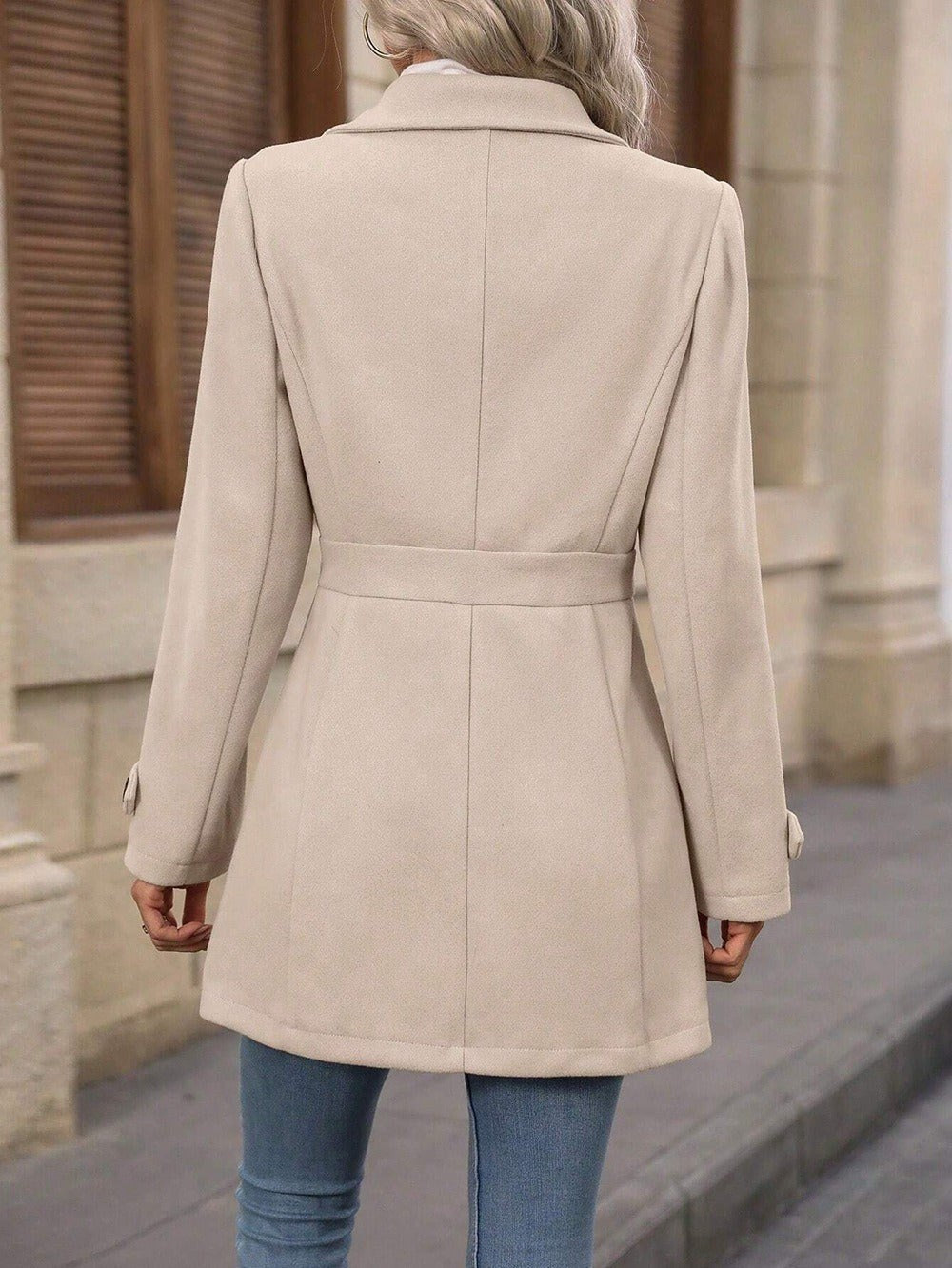 Marion — Kurzer taillierter Mantel für Damen mit Gürtel und Knopfleiste, Das Modehaus Luzern