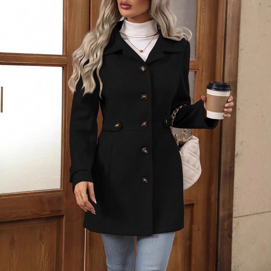 Marion — Kurzer taillierter Mantel für Damen mit Gürtel und Knopfleiste, Das Modehaus Luzern