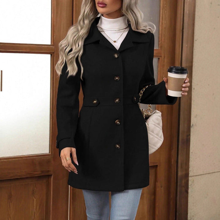 Marion — Kurzer taillierter Mantel für Damen mit Gürtel und Knopfleiste, Das Modehaus Luzern