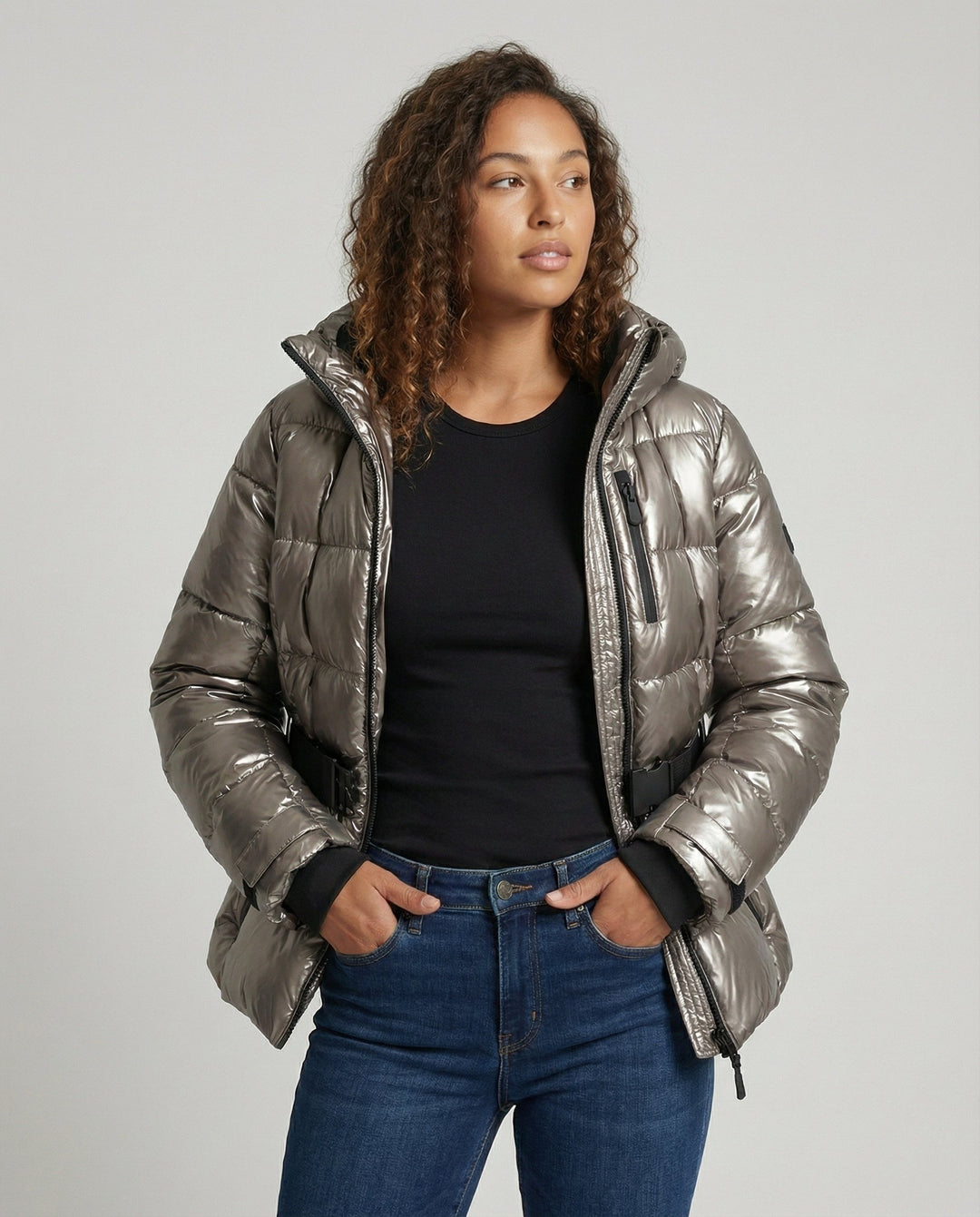 Martha — Taillierte Daunenjacke für Damen mit Gürtel und Kapuze, Das Modehaus Luzern