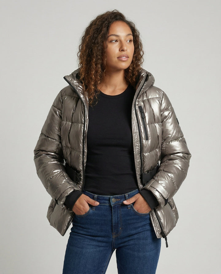 Martha — Taillierte Daunenjacke für Damen mit Gürtel und Kapuze, Das Modehaus Luzern