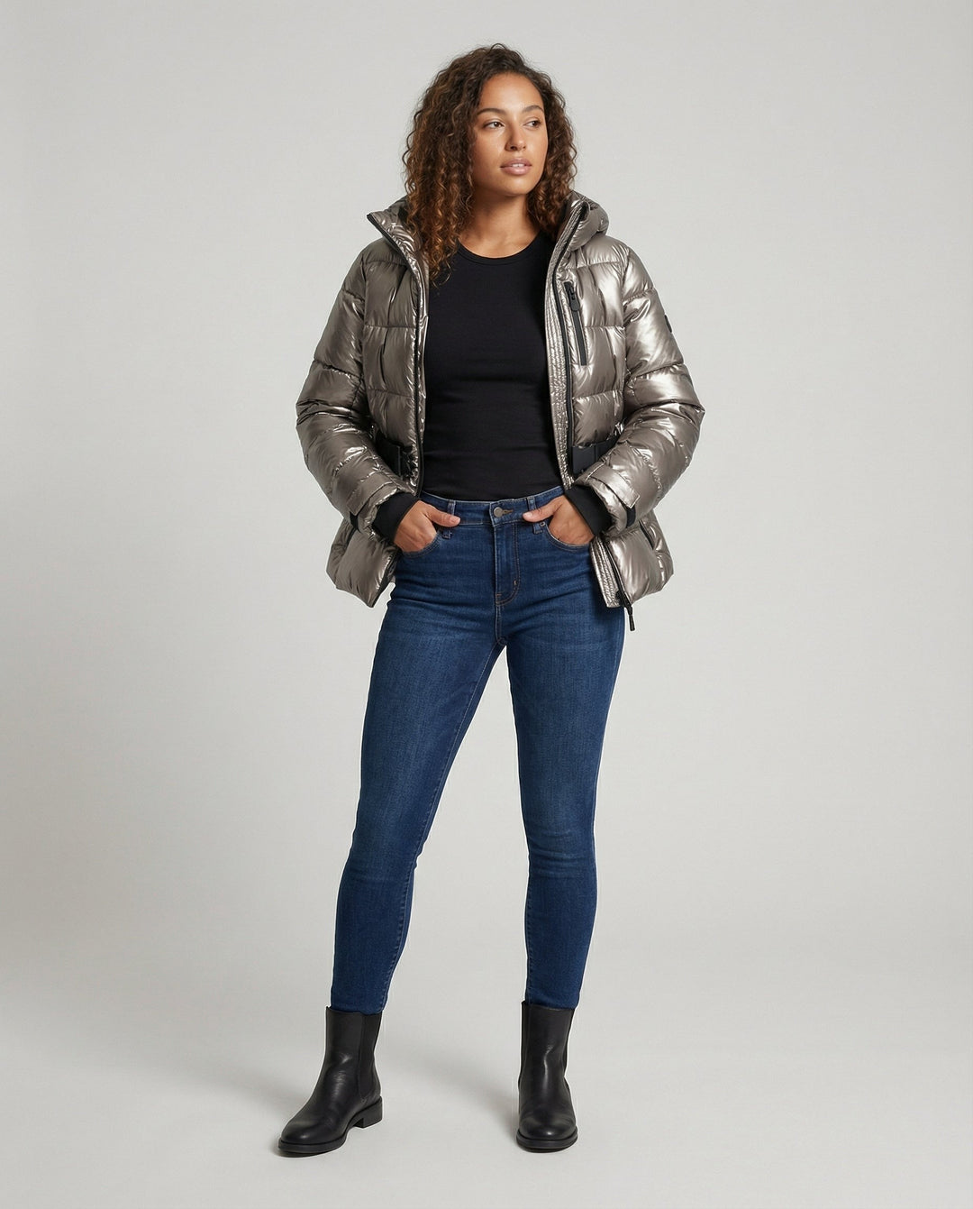 Martha — Taillierte Daunenjacke für Damen mit Gürtel und Kapuze, Das Modehaus Luzern