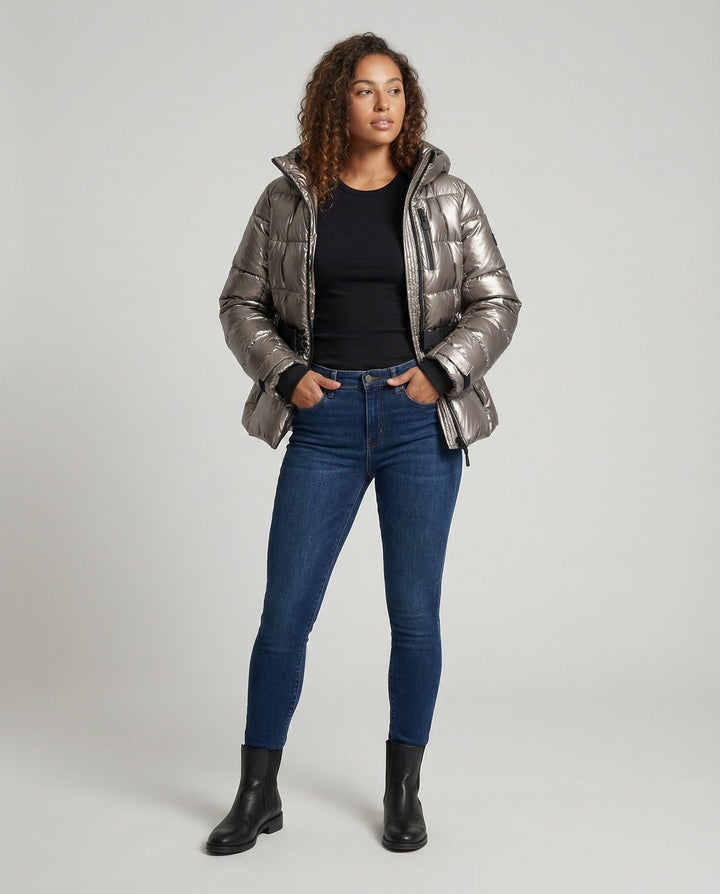 Martha — Taillierte Daunenjacke für Damen mit Gürtel und Kapuze, Das Modehaus Luzern