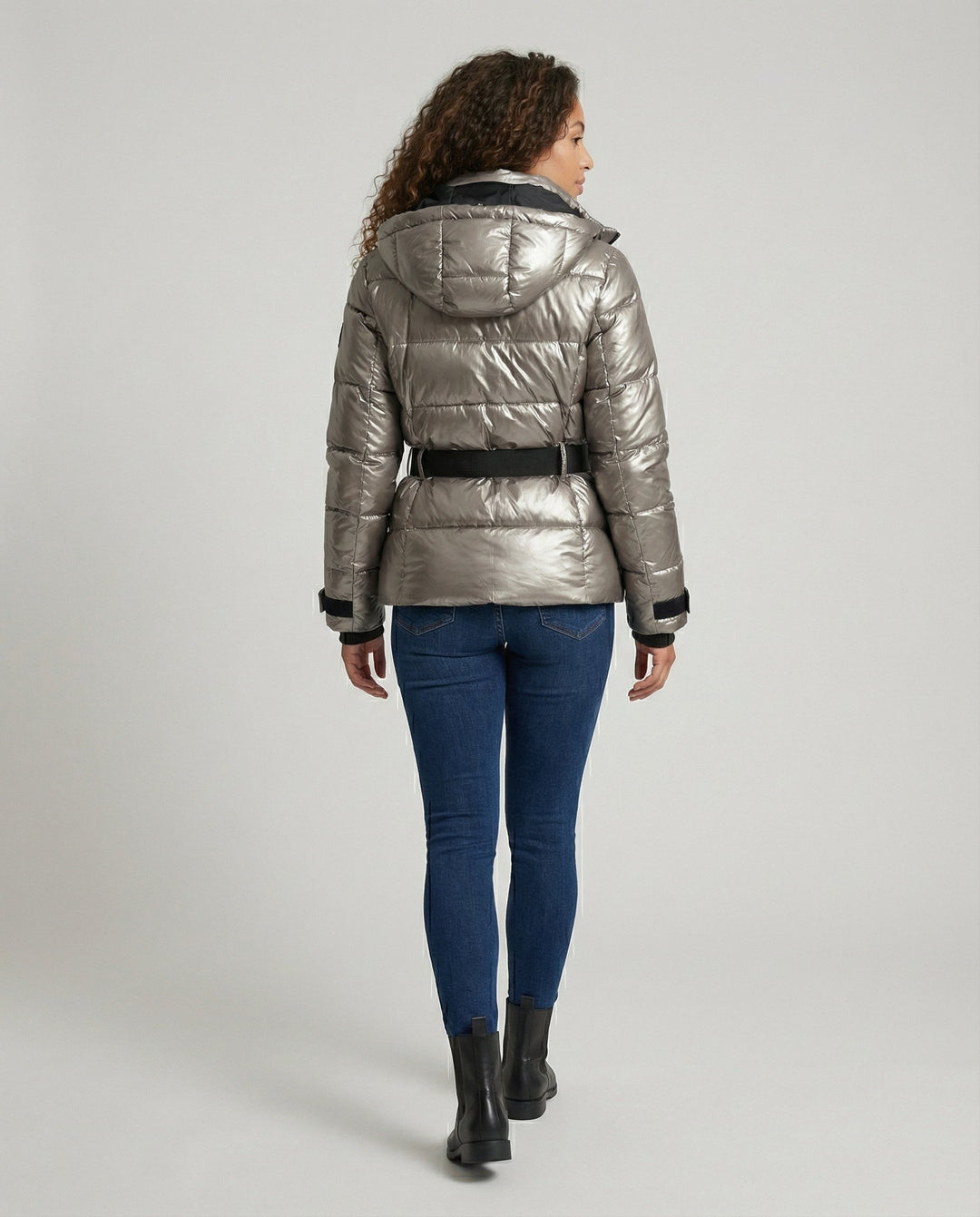 Martha — Taillierte Daunenjacke für Damen mit Gürtel und Kapuze, Das Modehaus Luzern
