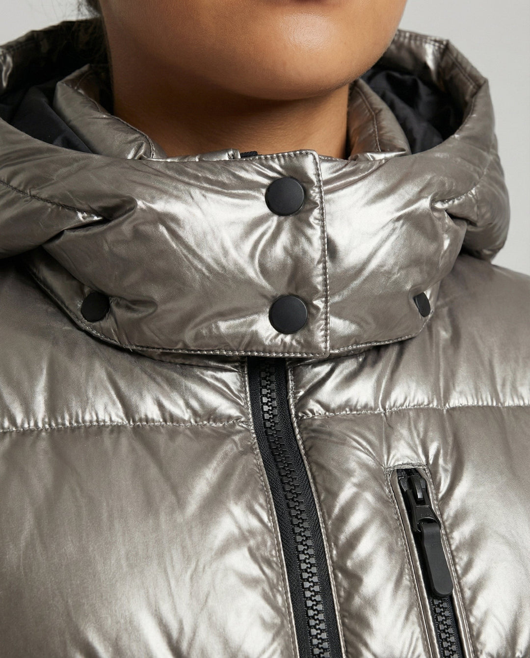 Martha — Taillierte Daunenjacke für Damen mit Gürtel und Kapuze, Das Modehaus Luzern