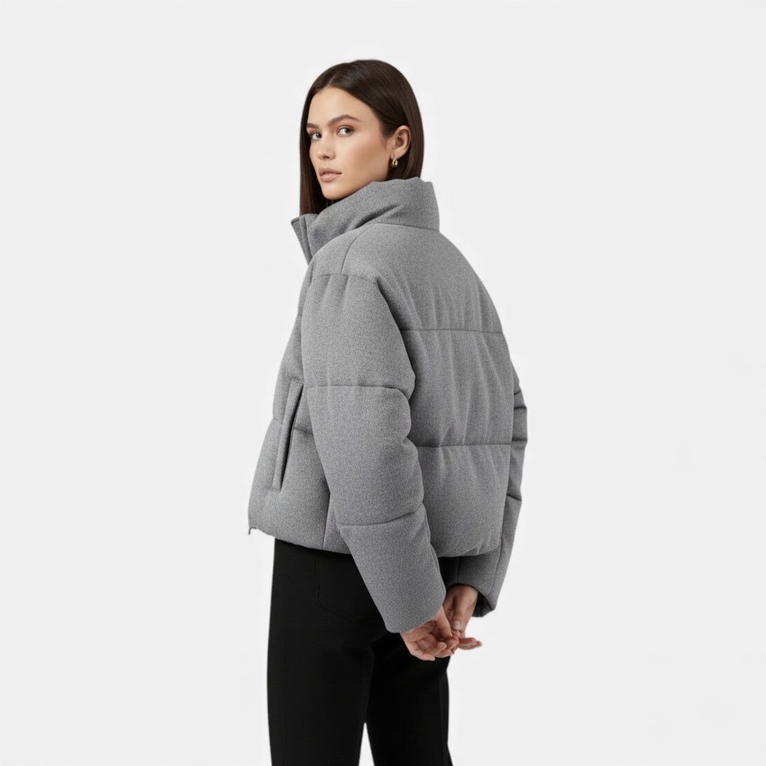 Melina — Moderne kurze gesteppte Winterjacke für Damen mit hohem Kragen, Das Modehaus Luzern