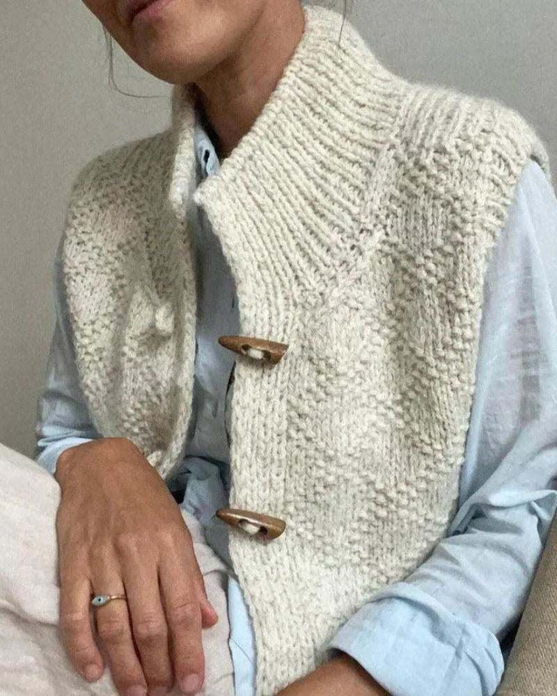 Nadia — Gestrickter Gilet für Damen mit Stehkragen und Knöpfen, Das Modehaus Luzern