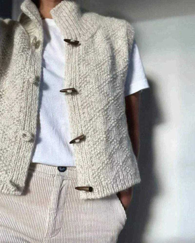 Nadia — Gestrickter Gilet für Damen mit Stehkragen und Knöpfen, Das Modehaus Luzern