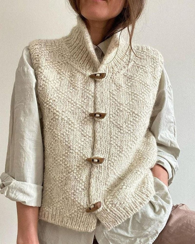 Nadia — Gestrickter Gilet für Damen mit Stehkragen und Knöpfen, Das Modehaus Luzern