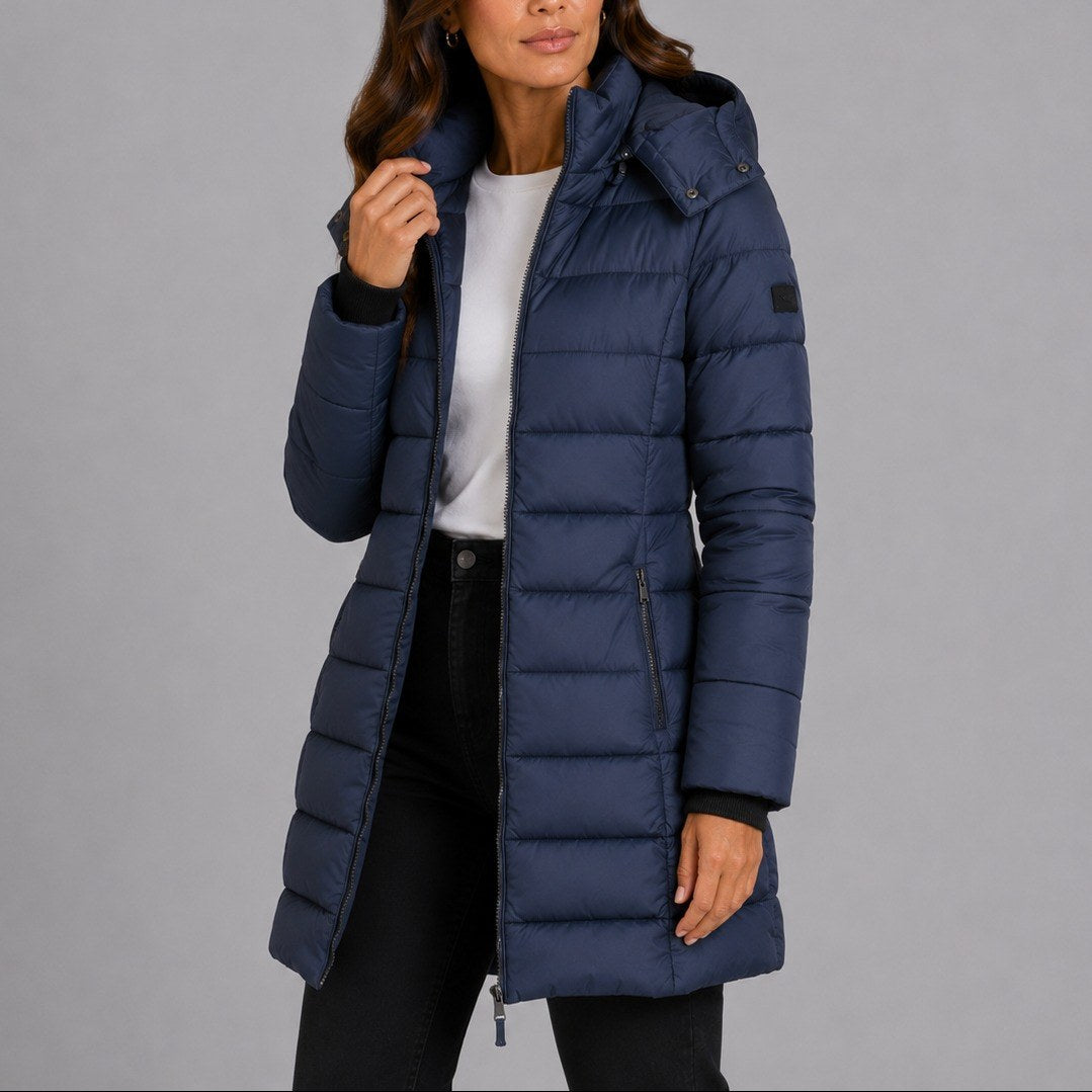 Pascale — Lange schmale leicht gesteppte Winterjacke für Damen mit Kapuze, Das Modehaus Luzern