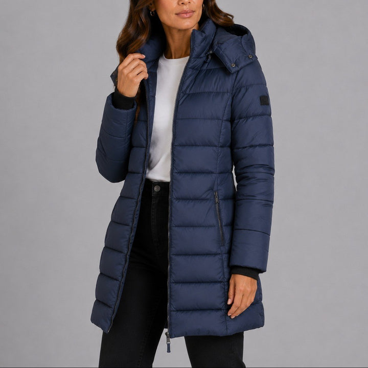 Pascale — Lange schmale leicht gesteppte Winterjacke für Damen mit Kapuze, Das Modehaus Luzern