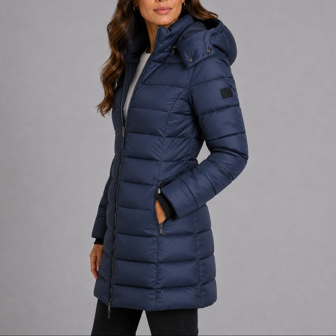 Pascale — Lange schmale leicht gesteppte Winterjacke für Damen mit Kapuze, Das Modehaus Luzern