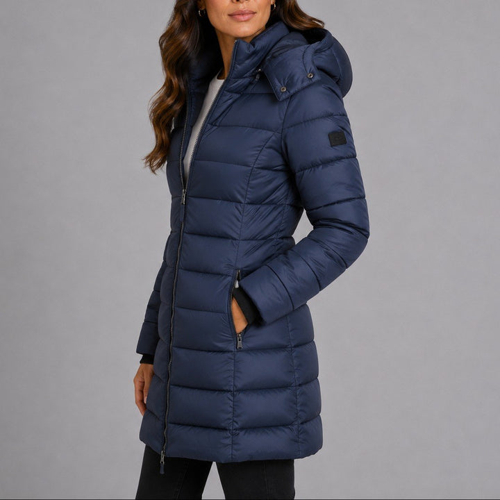 Pascale — Lange schmale leicht gesteppte Winterjacke für Damen mit Kapuze, Das Modehaus Luzern